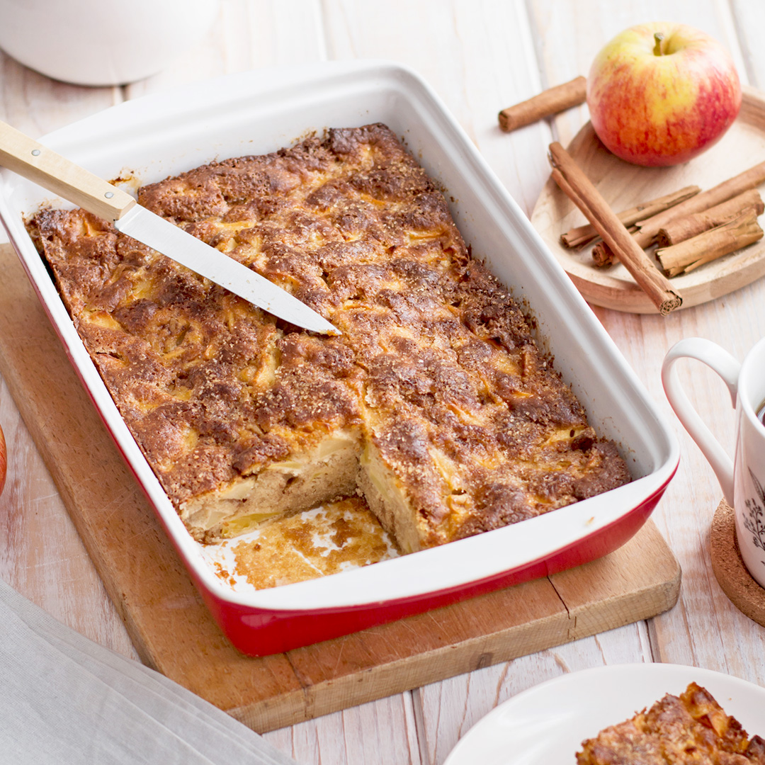 Gâteau aux pommes et cannelle avec croûte croustillante
