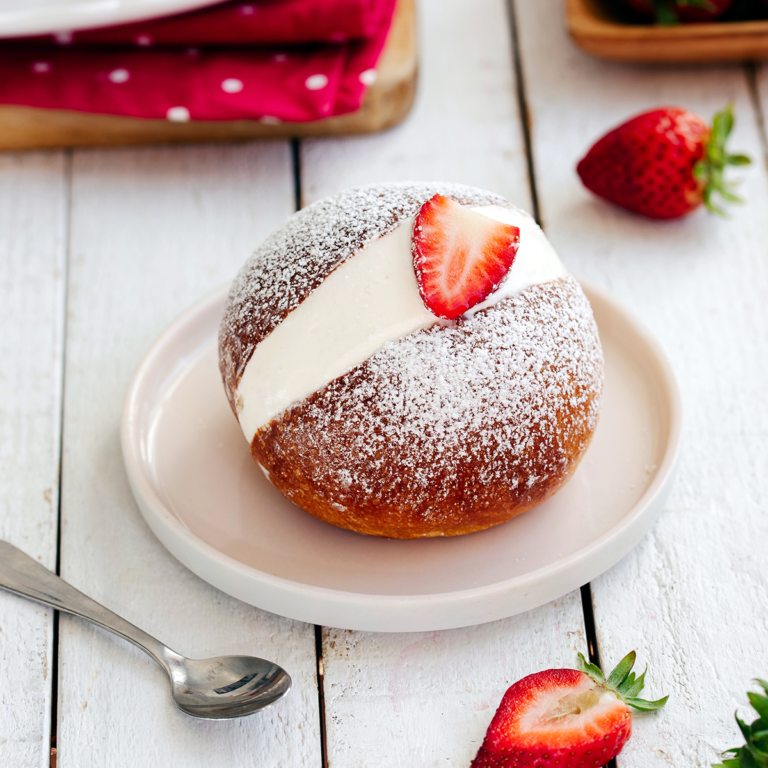 Recette et photographie des Maritozzi aux fraises par Chic Chic Chocolat, Carine Couriol