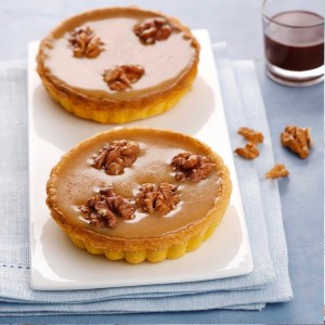 Tartelettes au caramel et aux noix, sauce chocolat